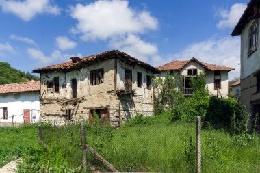 Bulgaristan 'ın Blagoevgrad bölgesindeki Zlatolist köyünde 19. yüzyıldan kalma eski evler