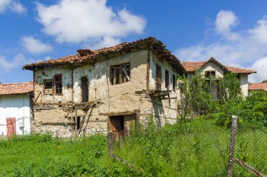 Bulgaristan 'ın Blagoevgrad bölgesindeki Zlatolist köyünde 19. yüzyıldan kalma eski evler
