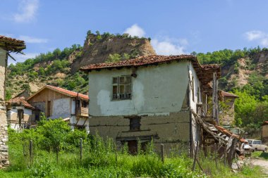 Bulgaristan 'ın Blagoevgrad bölgesindeki Zlatolist köyünde 19. yüzyıldan kalma eski evler