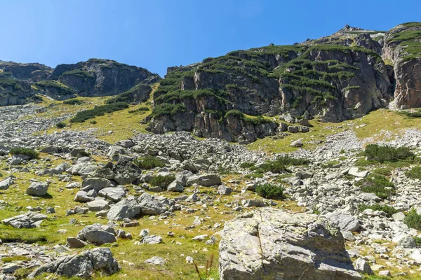 ブルガリアのリラ山マヨヴィツァのピークのハイキングコースからの風景 — ストック写真