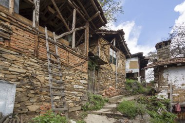 PIRIN, BULGARIA - 2 Mayıs 2014: Bulgaristan 'ın Blagoevgrad bölgesindeki Pirin köyünde 19. yüzyıldan kalma eski evler