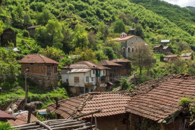 PIRIN, BULGARIA - 2 Mayıs 2014: Bulgaristan 'ın Blagoevgrad bölgesindeki Pirin köyünde 19. yüzyıldan kalma eski evler