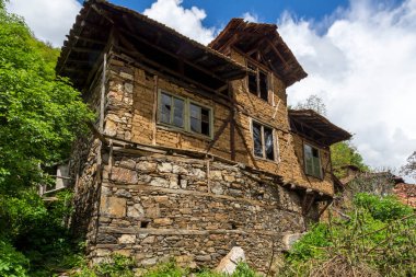 PIRIN, BULGARIA - 2 Mayıs 2014: Bulgaristan 'ın Blagoevgrad bölgesindeki Pirin Köyündeki Pirin Ejderha Evi olarak bilinen eski ev
