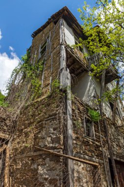 PIRIN, BULGARIA - 2 Mayıs 2014: Bulgaristan 'ın Blagoevgrad bölgesindeki Pirin köyünde 19. yüzyıldan kalma eski evler