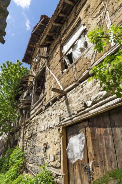 PIRIN, BULGARIA - 2 Mayıs 2014: Bulgaristan 'ın Blagoevgrad bölgesindeki Pirin köyünde 19. yüzyıldan kalma eski evler