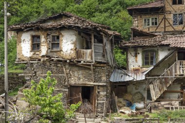 PIRIN, BULGARIA - 2 Mayıs 2014: Bulgaristan 'ın Blagoevgrad bölgesindeki Pirin köyünde 19. yüzyıldan kalma eski evler