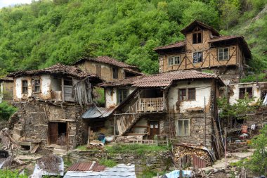 PIRIN, BULGARIA - 2 Mayıs 2014: Bulgaristan 'ın Blagoevgrad bölgesindeki Pirin Köyündeki Pirin Ejderha Evi olarak bilinen eski ev