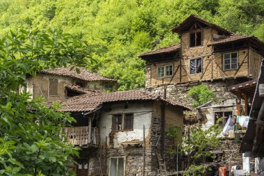 PIRIN, BULGARIA - 2 Mayıs 2014: Bulgaristan 'ın Blagoevgrad bölgesindeki Pirin Köyündeki Pirin Ejderha Evi olarak bilinen eski ev