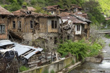 PIRIN, BULGARIA - 2 Mayıs 2014: Bulgaristan 'ın Blagoevgrad bölgesindeki Pirin köyünde 19. yüzyıldan kalma eski evler