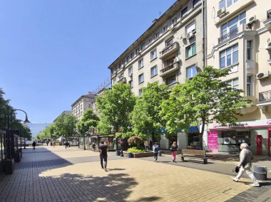 SOFYA, BULGARIA - 5 Mayıs 2020: Bulgaristan 'ın Sofya kentindeki Vitosha Bulvarı' nda yürüyen insanlar