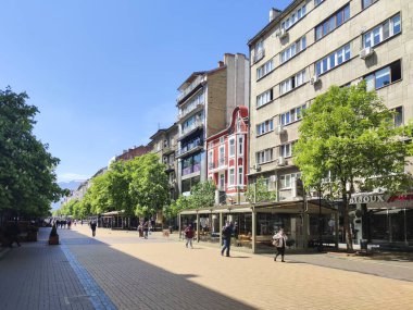 SOFYA, BULGARIA - 5 Mayıs 2020: Bulgaristan 'ın Sofya kentindeki Vitosha Bulvarı' nda yürüyen insanlar