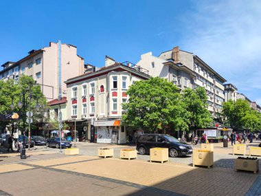 SOFYA, BULGARIA - 5 Mayıs 2020: Bulgaristan 'ın Sofya kentindeki Vitosha Bulvarı' nda yürüyen insanlar