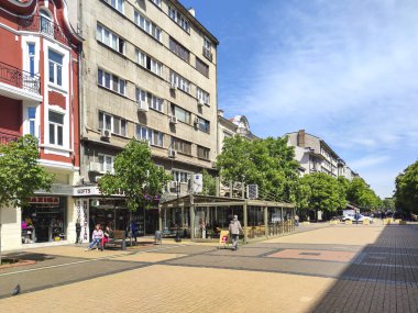 SOFYA, BULGARIA - 5 Mayıs 2020: Bulgaristan 'ın Sofya kentindeki Vitosha Bulvarı' nda yürüyen insanlar