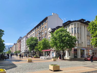 SOFYA, BULGARIA - 5 Mayıs 2020: Bulgaristan 'ın Sofya kentindeki Vitosha Bulvarı' nda yürüyen insanlar