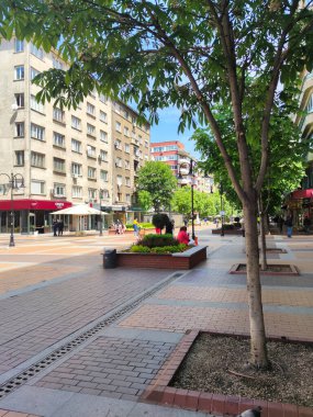 SOFYA, BULGARIA - 5 Mayıs 2020: Bulgaristan 'ın Sofya kentindeki Vitosha Bulvarı' nda yürüyen insanlar