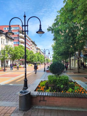 SOFYA, BULGARIA - 5 Mayıs 2020: Bulgaristan 'ın Sofya kentindeki Vitosha Bulvarı' nda yürüyen insanlar