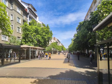 SOFYA, BULGARIA - 5 Mayıs 2020: Bulgaristan 'ın Sofya kentindeki Vitosha Bulvarı' nda yürüyen insanlar