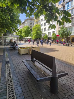 SOFYA, BULGARIA - 5 Mayıs 2020: Bulgaristan 'ın Sofya kentindeki Vitosha Bulvarı' nda yürüyen insanlar