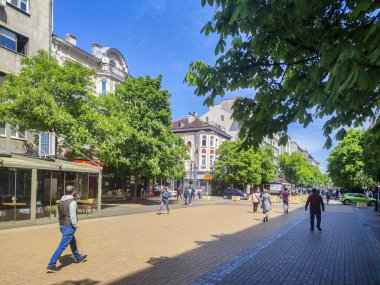 SOFYA, BULGARIA - 5 Mayıs 2020: Bulgaristan 'ın Sofya kentindeki Vitosha Bulvarı' nda yürüyen insanlar