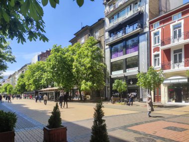 SOFYA, BULGARIA - 5 Mayıs 2020: Bulgaristan 'ın Sofya kentindeki Vitosha Bulvarı' nda yürüyen insanlar