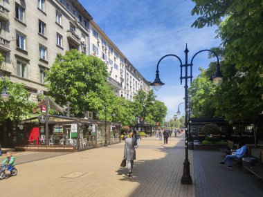 SOFYA, BULGARIA - 5 Mayıs 2020: Bulgaristan 'ın Sofya kentindeki Vitosha Bulvarı' nda yürüyen insanlar