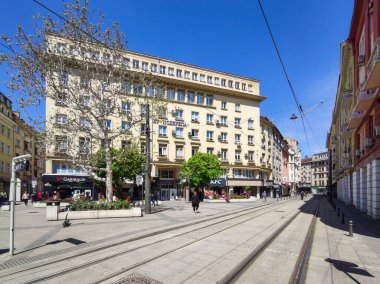 SOFYA, BULGARIA - 5 Mayıs 2020: Bulgaristan 'ın Sofya kentindeki Giuseppe Garibaldi Meydanı Panoraması