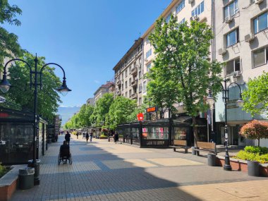 SOFYA, BULGARIA - 5 Mayıs 2020: Bulgaristan 'ın Sofya kentindeki Vitosha Bulvarı' nda yürüyen insanlar