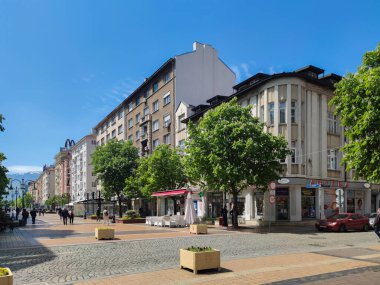 SOFYA, BULGARIA - 5 Mayıs 2020: Bulgaristan 'ın Sofya kentindeki Vitosha Bulvarı' nda yürüyen insanlar
