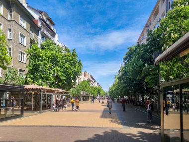 SOFYA, BULGARIA - 5 Mayıs 2020: Bulgaristan 'ın Sofya kentindeki Vitosha Bulvarı' nda yürüyen insanlar