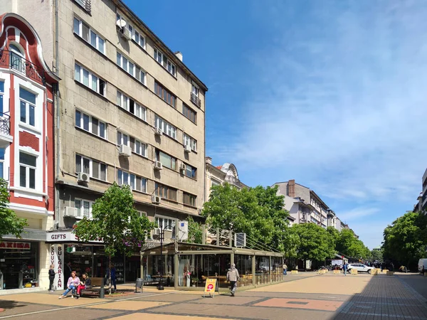 SOFYA, BULGARIA - 5 Mayıs 2020: Bulgaristan 'ın Sofya kentindeki Vitosha Bulvarı' nda yürüyen insanlar