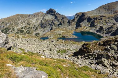 Bulgaristan 'ın Rila Dağı' nın Malyovitsa zirvesi yakınlarındaki Elenino Gölü 'nün şaşırtıcı Panoraması