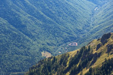 Malyovitsa zirvesinden Rila Manastırı, Rila Dağı, Bulgaristan 'a manzara