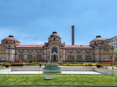 SOFYA, BULGARIA - 5 Mayıs 2020: Bulgaristan 'ın Sofya kentindeki Bahçe Merkezi Hamamı ve Banski Meydanı