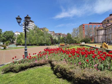 SOFYA, BULGARIA - 13 Nisan 2018: Bulgaristan 'ın Sofya kentinin merkezindeki Banski Meydanı