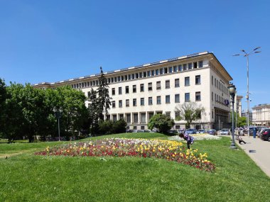 SOFYA, BULGARIA -5 Mayıs 2020: Bulgaristan 'ın Sofya kentindeki İvan Vazov Ulusal Tiyatrosu' nun önüne park et