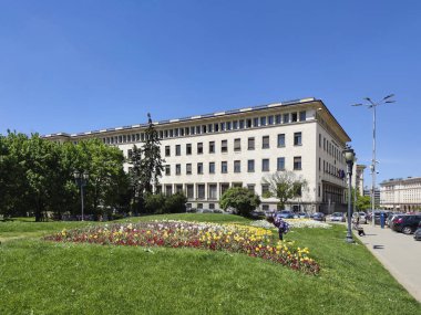 SOFYA, BULGARIA -5 Mayıs 2020: Bulgaristan 'ın Sofya kentindeki İvan Vazov Ulusal Tiyatrosu' nun önüne park et