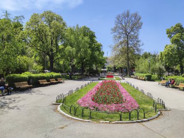 SOFYA, BULGARIA -5 Mayıs 2020: Bulgaristan 'ın Sofya kentindeki İvan Vazov Ulusal Tiyatrosu' nun önüne park et