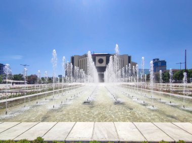 SOFYA, BULGARIA -11 Mayıs 2020: Bulgaristan 'ın Sofya kentindeki Ulusal Kültür Sarayı önündeki çeşme