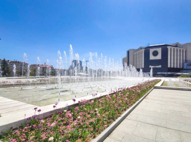 SOFYA, BULGARIA -11 Mayıs 2020: Bulgaristan 'ın Sofya kentindeki Ulusal Kültür Sarayı önündeki çeşme