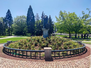 SOFYA, BULGARIA -11 Mayıs 2020: Bulgaristan 'ın Sofya kentindeki Ulusal Kültür Sarayı önündeki Birinci ve Altıncı Piyade Alayı Anıtı