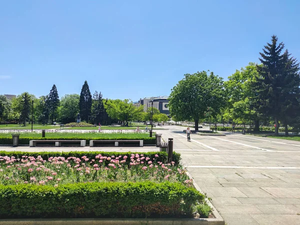 Sofia Bułgaria Maj 2020 Widok Wiosenny Ogrodu Kwiatowego Przed Pałacem — Zdjęcie stockowe