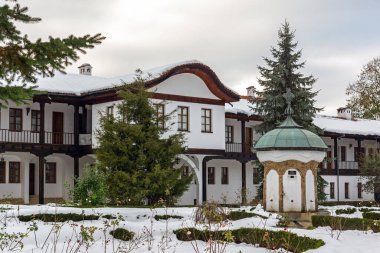 On dokuzuncu yüzyılın binaları Sokolski Manastırı Kutsal Ana Varsayımı, Gabrovo Bölgesi, Bulgaristan