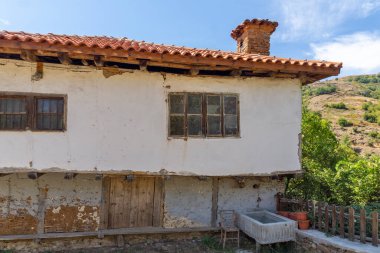 Bulgaristan 'ın Blagoevgrad bölgesindeki şeytanlarla dolu manastır olarak bilinen Aziz George' a adanmış Ortaçağ Churilovo manastırı.