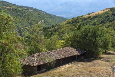 Bulgaristan 'ın Blagoevgrad bölgesindeki şeytanlarla dolu manastır olarak bilinen Aziz George' a adanmış Ortaçağ Churilovo manastırı.