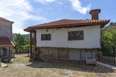 Bulgaristan 'ın Blagoevgrad bölgesindeki şeytanlarla dolu manastır olarak bilinen Aziz George' a adanmış Ortaçağ Churilovo manastırı.