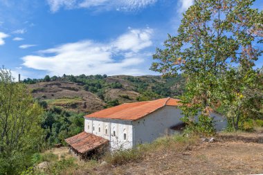 Bulgaristan 'ın Blagoevgrad bölgesindeki şeytanlarla dolu manastır olarak bilinen Aziz George' a adanmış Ortaçağ Churilovo manastırı.