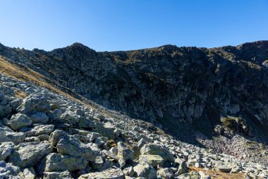 Malyovitsa zirvesi yakınlarındaki şaşırtıcı sonbahar manzarası, Rila Dağı, Bulgaristan