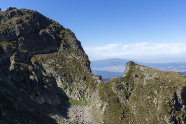 Malyovitsa zirvesi yakınlarındaki şaşırtıcı sonbahar manzarası, Rila Dağı, Bulgaristan