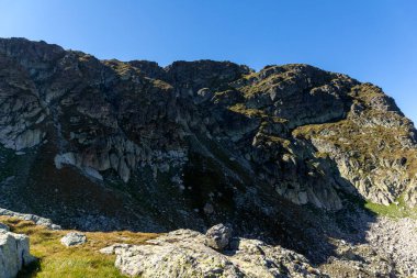 Malyovitsa zirvesi yakınlarındaki şaşırtıcı sonbahar manzarası, Rila Dağı, Bulgaristan