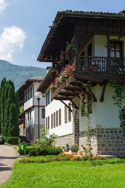 KLISURA MONASTERY, BULGARIA - 10 AĞUSTOS 2014: Bulgaristan 'ın Montana Eyaleti Aziz Kiril ve Methodius' a adanmış Ortaçağ Klisura Manastırı
